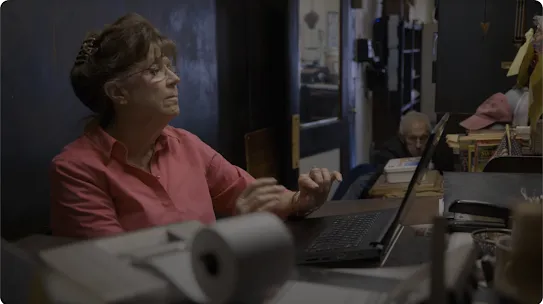 Google 依靠廣告收入為大眾提供免費搜尋服務，並藉由廣告幫助使用者找到實用產品，同時支持商家發展。