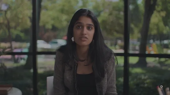 Fotograma de una persona que trabaja en Google y está hablando en el video.