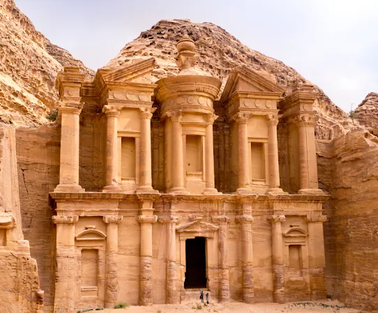 In de rotsen uitgehakte architectuur van Petra, Jordanië
